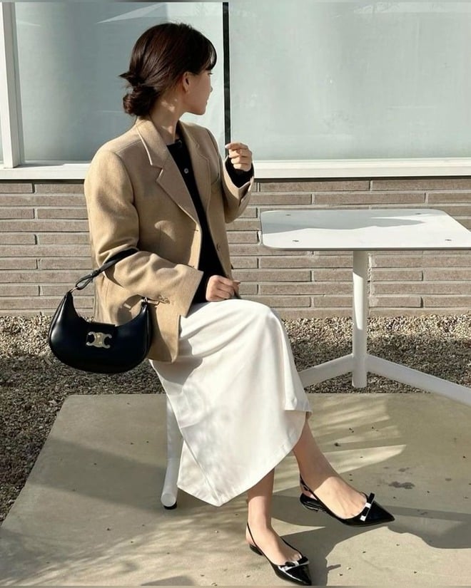Đây là outfit lý tưởng cho những buổi hẹn hò hay các dịp dạo phố nhẹ nhàng trong ngày thu.