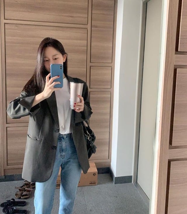 Nếu muốn tạo điểm nhấn, bạn có thể chọn blazer màu nổi như đỏ rượu, be hoặc xanh navy