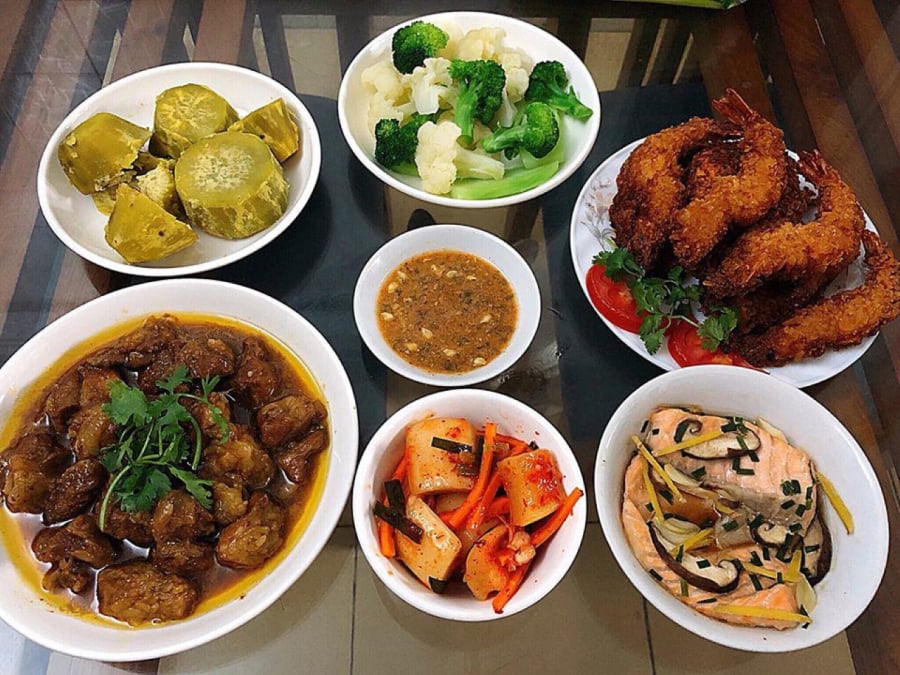 Ăn tối muộn hoặc ăn quá nhiều chất béo, muối đều không tốt. (Ảnh minh họa)