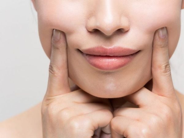 Nếu ngủ không đủ giấc, da sẽ trở nên khô, xỉn màu và dễ xuất hiện nếp nhăn sâu quanh mắt.