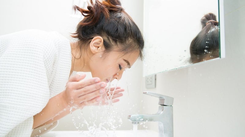 Việc rửa mặt ngay khi thức dậy có thể làm mất đi lớp bảo vệ quý giá đó, khiến da khô căng