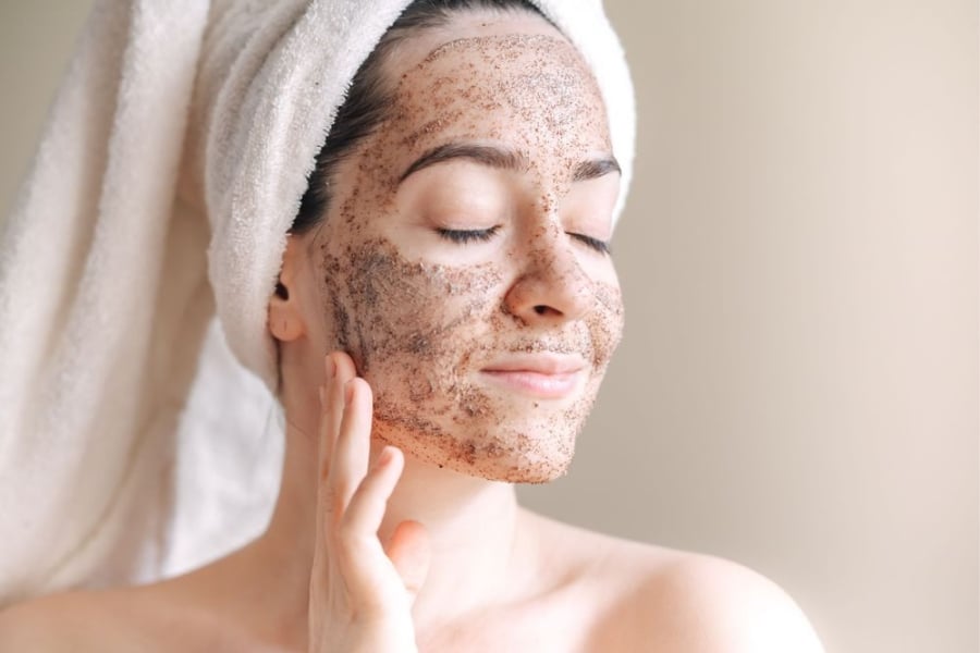 Nếu tẩy quá nhiều, lớp bảo vệ vốn mỏng manh của da trong thời tiết khô lạnh sẽ bị bào mòn, khiến tình trạng khô ráp và kích ứng càng trầm trọng hơn.