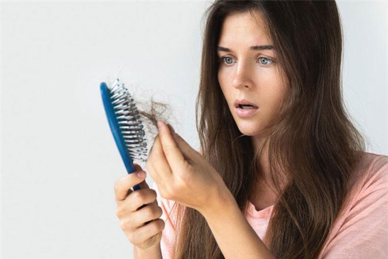 Cách tốt nhất là hãy tập ý thức hạn chế chạm tay vào tóc và để mái tóc được “nghỉ ngơi” đúng nghĩa.