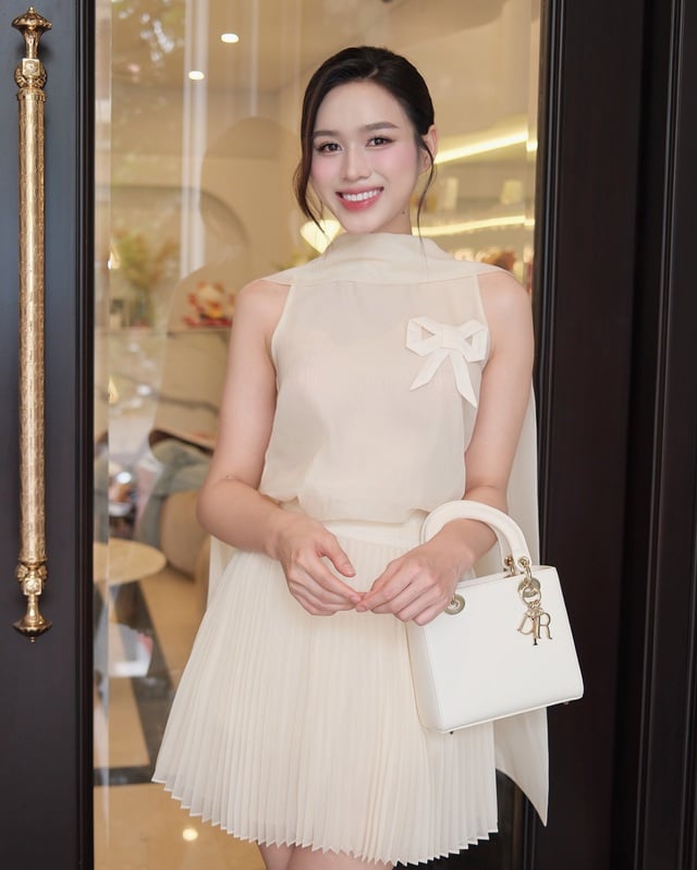 Sự pha trộn giữa nét yêu kiều và trẻ trung giúp nàng hậu vừa thanh lịch, vừa rạng rỡ. 