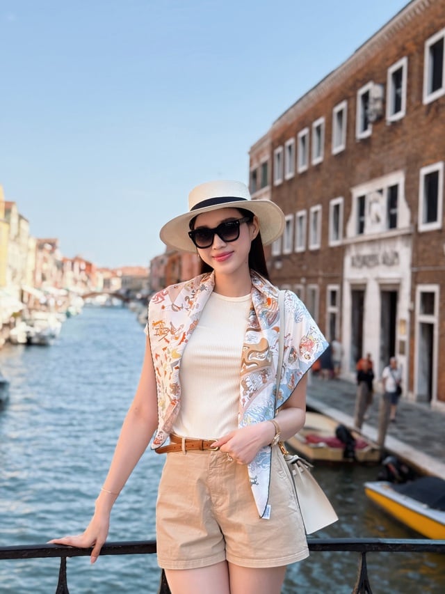 Một chiếc thắt lưng mảnh màu nâu là điểm nhấn nhỏ nhưng đủ để nâng tầm outfit, mang lại cảm giác thanh lịch, tinh tế.