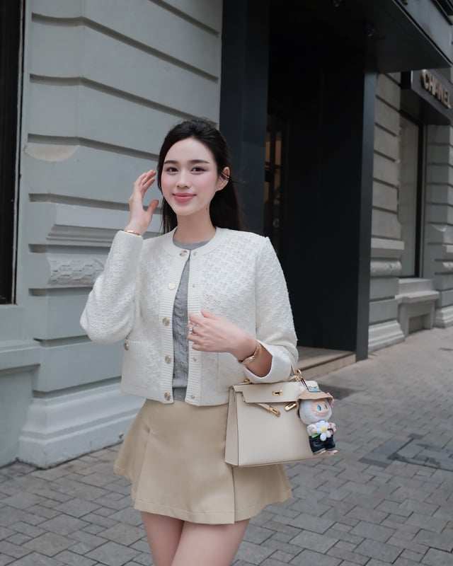 Không ngại thử nghiệm, Đỗ Hà còn mix lại áo cardigan lửng cùng áo len xám và chân váy màu be.