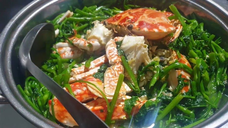 Rau muống giàu sắt và chất xơ, rất tốt cho người thiếu máu và tiêu hóa kém.