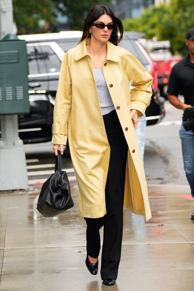 Một trong những item không thể thiếu trong tủ đồ mùa lạnh của Kendall chính là trench coat