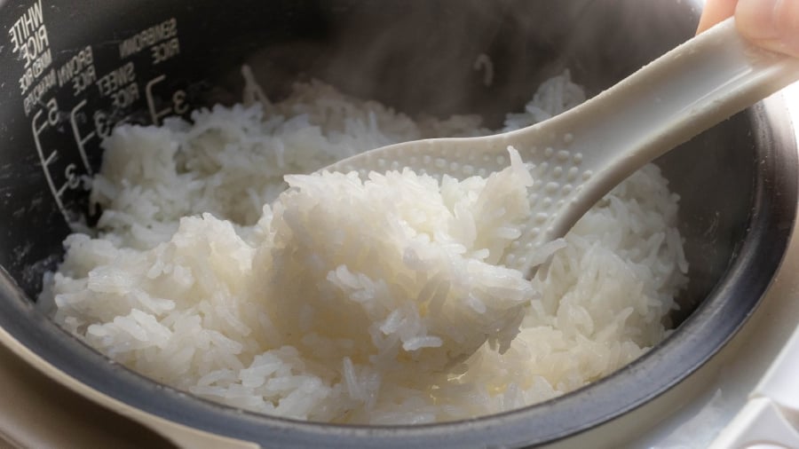 Khi nấu cơm, bạn có thể thêm một chút giấm và một chút dầu ăn để cơm dẻo thơm hơn.