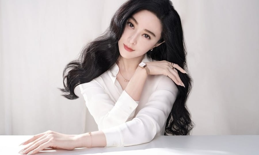 Cô thường dành khoảng 20 phút để da hấp thụ dưỡng chất, sau đó massage nhẹ để kích thích lưu thông máu.