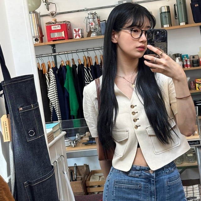 Suzy còn khéo léo chọn vòng cổ để tăng phần cá tính, khiến tổng thể vừa giản dị vừa nổi bật.