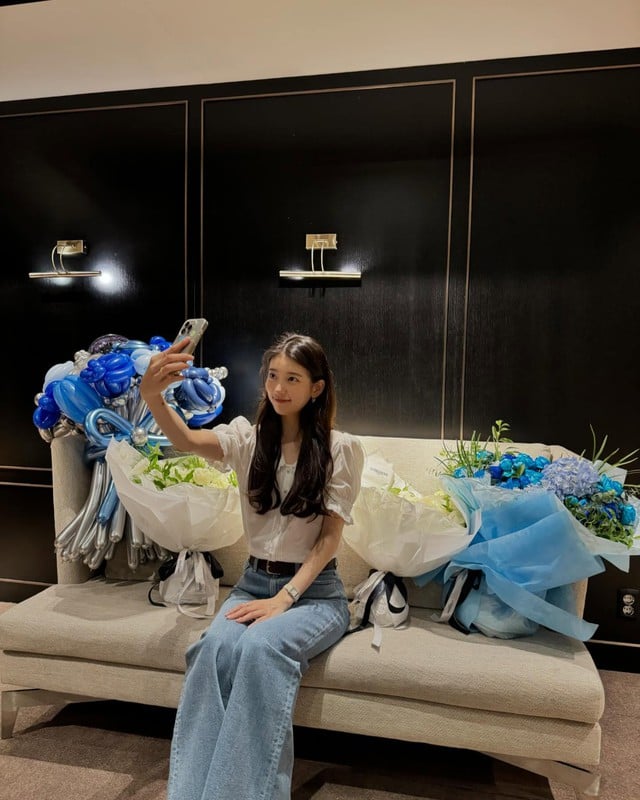 Chiếc thắt lưng da được thêm vào như một chi tiết nhỏ nhưng đắt giá, giúp định hình vòng eo và mang lại vẻ sang trọng đầy tinh tế.