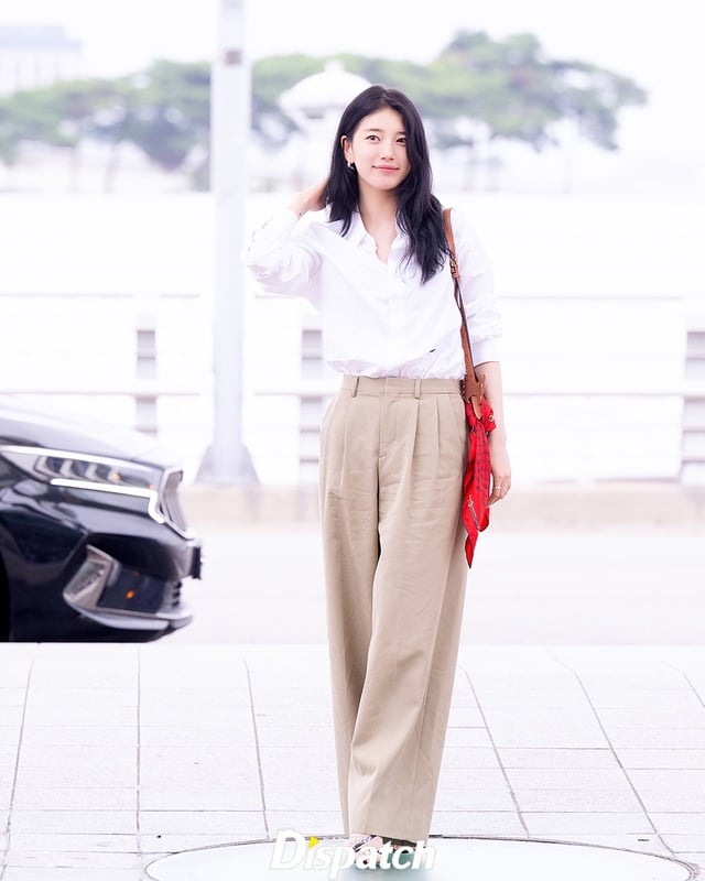 Suzy cũng khẳng định gu thời trang thông minh của mình khi phối áo sơ mi trắng với quần ống suông màu be.