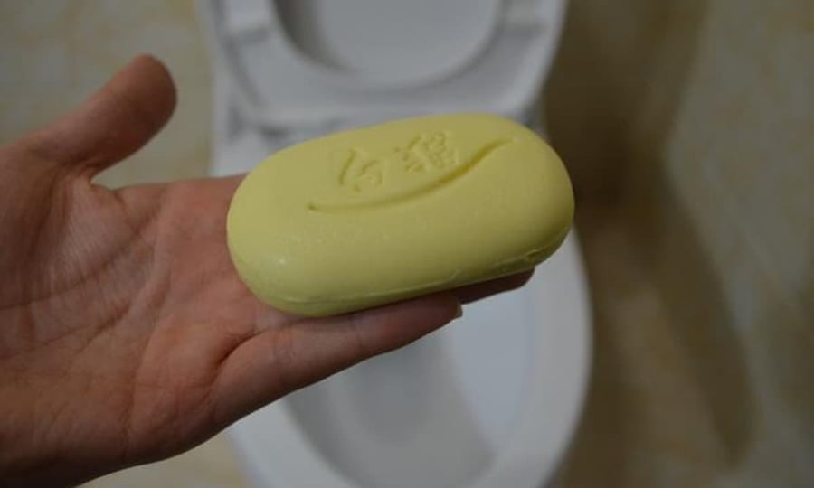 Thả cục xà phòng trong bồn cầu, nhận ngay 5 cái lợi lớn