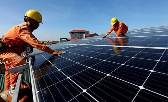 Cơ quan soạn thảo cho biết, mức hỗ trợ được tính toán dựa trên chi phí đầu tư trung bình 12–15 triệu đồng/kWp (bao gồm thiết bị lưu trữ) và nhu cầu điện bình quân hộ gia đình.