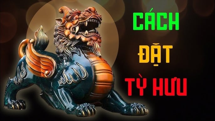 Đặt một cặp tỳ hưu nhỏ hai bên cửa chính sẽ giúp ngăn tà khí, chiêu tài lộc, và giữ cho vận khí trong nhà luôn ổn định. Đặc biệt, người làm kinh doanh hoặc buôn bán đặt tỳ hưu ở cửa còn giúp hút khách, buôn may bán đắt.