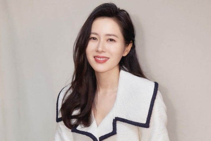 Phần đuôi được uốn nhẹ hướng vào trong giúp ôm gọn gương mặt, tạo hiệu ứng mềm mại, hiền hòa.