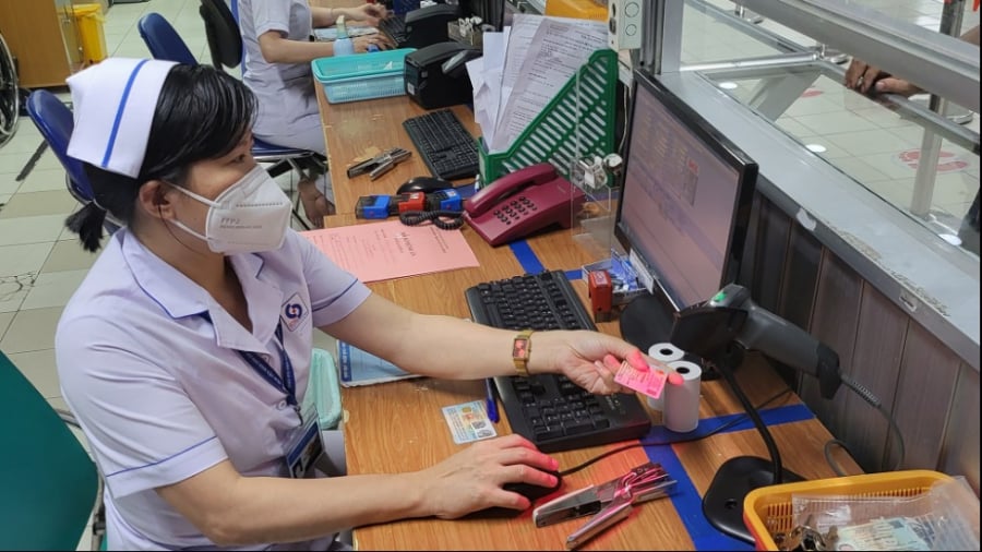 Trong khi đó, thống kê của Bảo hiểm Xã hội Việt Nam cho thấy quỹ BHYT chi trả bình quân 87-89% tổng chi phí khám chữa bệnh, còn người tham gia BHYT phải đồng chi trả 11-13%.