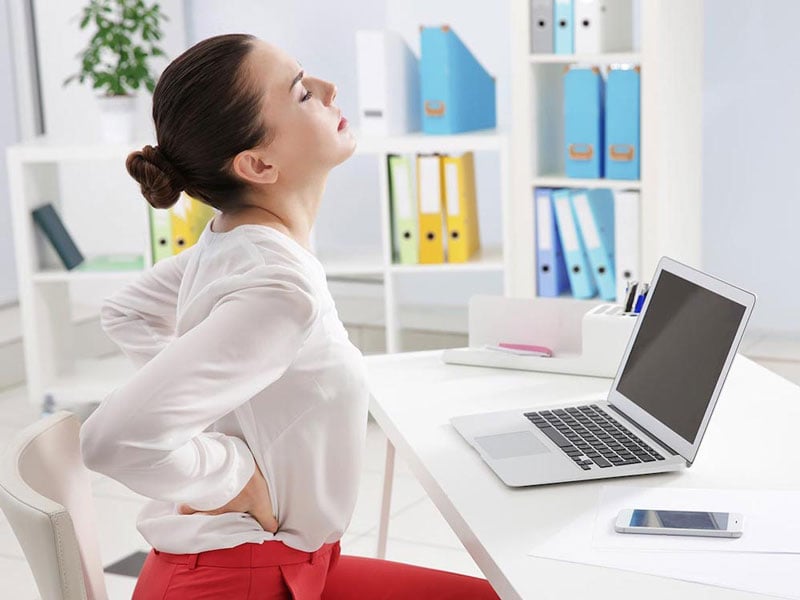 Ngồi trong thời gian dài, đặc biệt là ngồi sai tư thế, là một trong những nguyên nhân phổ biến nhất gây đau lưng dưới. Vậy lên hãy thường xuyên để cho cơ thể vận động. (Ảnh minh họa)