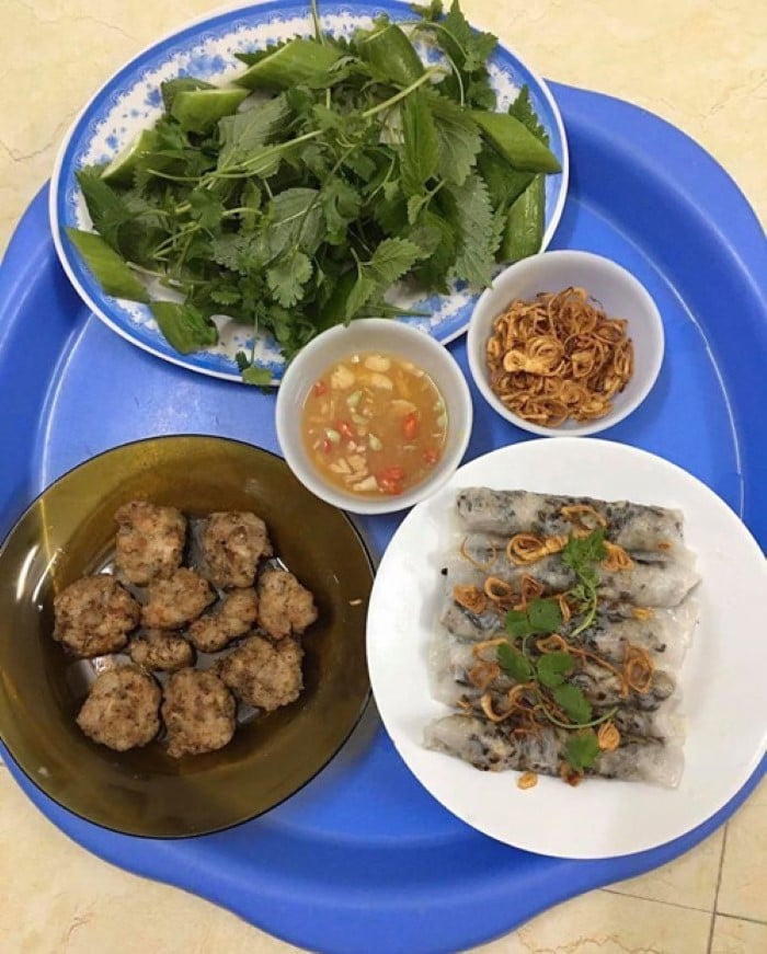 Thành phẩm bánh cuốn được cuốn từ bánh đa nem