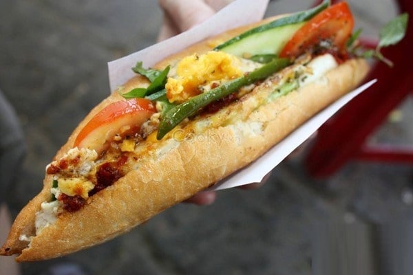 Bánh mì trứng là “người bạn thân thiết” của nhiều người Việt, từ học sinh, sinh viên đến dân công sở. 
