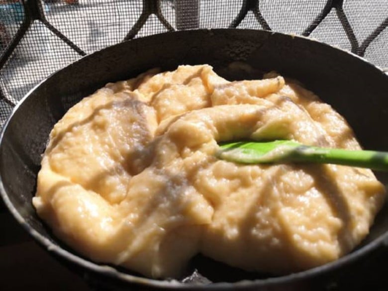 Khuấy bột làm vỏ bánh su kem