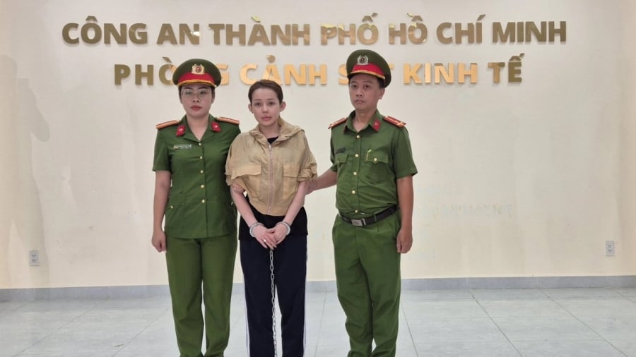 DJ Ngân 98 tên thật là Võ Thị Ngọc Ngân vừa bị Cơ quan Cảnh sát điều tra Công an TP HCM (Phòng Cảnh sát kinh tế) bắt tạm giam.