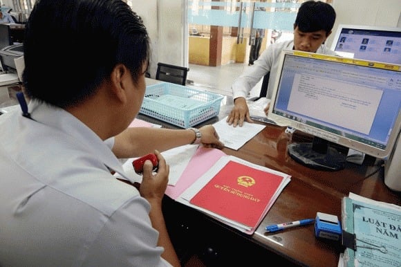 Việc điều chỉnh phải dựa trên quy định pháp luật hiện hành và điều kiện cụ thể của từng khu vực, nhằm đảm bảo hiệu quả quản lý đất đai và ổn định thị trường bất động sản.