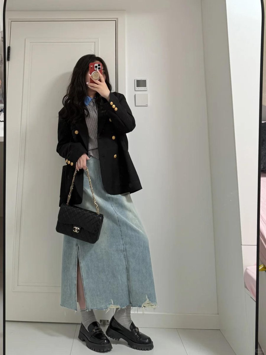 Blazer màu trung tính như đen, ghi hoặc beige phối với denim xanh nhạt là lựa chọn an toàn nhưng vẫn rất sang.