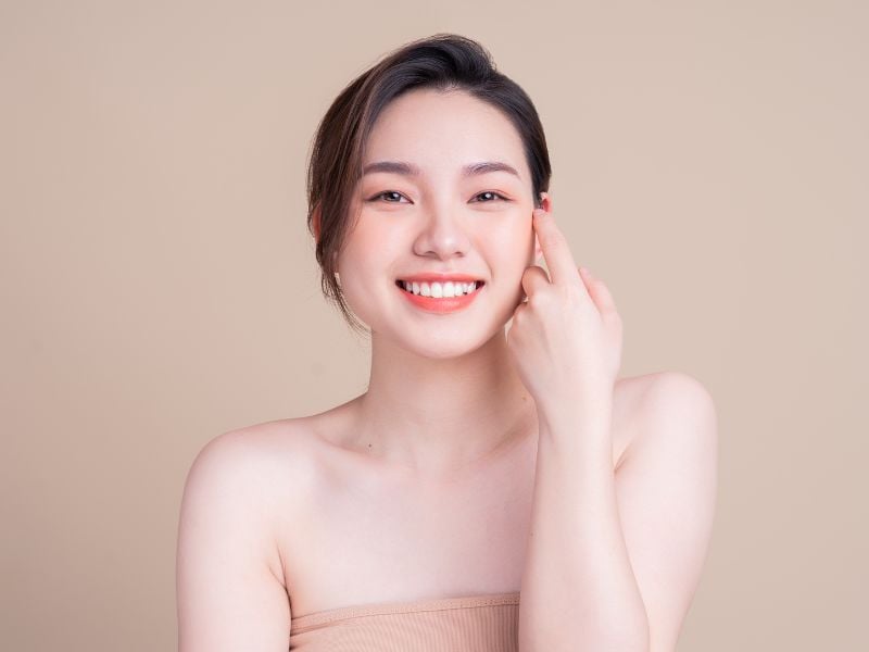 Làm sạch kép (double cleansing) là phương pháp chăm sóc da có nguồn gốc từ Hàn Quốc, gồm hai bước làm sạch liên tiếp.