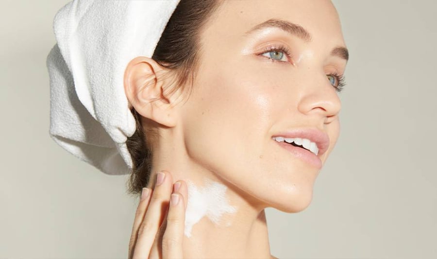 So với da mặt, vùng da cổ mỏng hơn, thiếu tuyến dầu và elastin nên rất dễ bị khô, nhăn, chảy xệ.