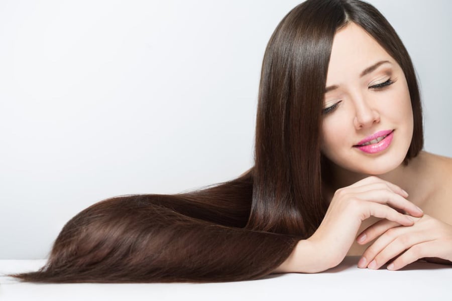 Việc nuôi dưỡng tóc trong mùa này không chỉ là sử dụng sản phẩm chăm sóc bên ngoài mà còn cần chú trọng đến thói quen sinh hoạt và chế độ dinh dưỡng hằng ngày.