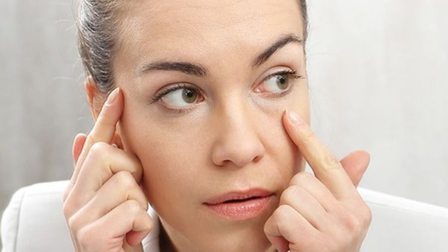 Để duy trì vùng da mắt khỏe mạnh, cần kết hợp chế độ ngủ nghỉ hợp lý, ăn uống cân bằng. Ảnh minh họa