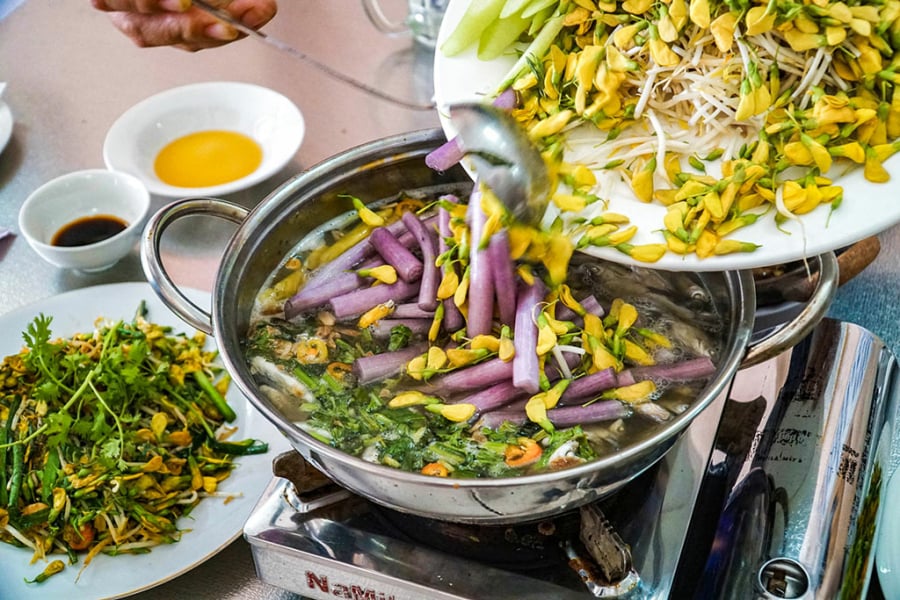 Canh chua cọng hoa súng, cá linh bông điên điển