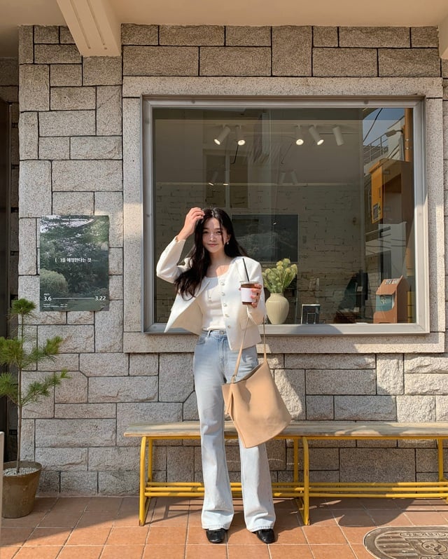 Chị em có thể kết hợp cùng túi xách màu be và giày đen, giúp outfit vừa thanh lịch vừa có chiều sâu.