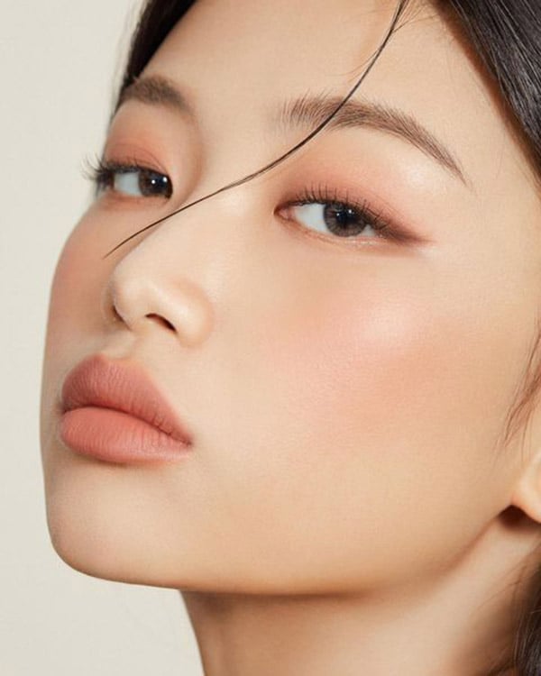 Phấn mắt tông nâu, cam đào, hoặc be giúp đôi mắt có chiều sâu