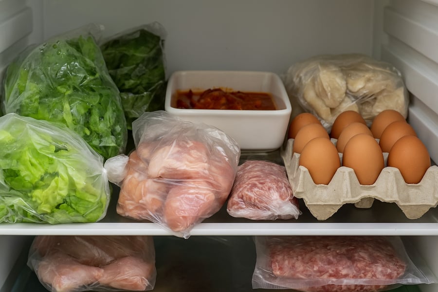 Thực phẩm sống – chín để lẫn lộn, rau củ còn ướt dễ khiến vi khuẩn lan rộng trong tủ lạnh.