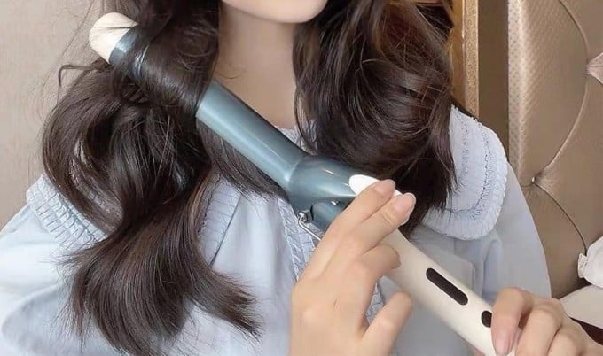 Sau khi trải qua quá trình nhuộm hoặc uốn, sợi tóc thường trở nên yếu và dễ mất nước