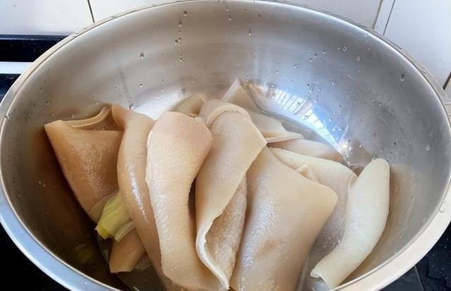 Theo các chuyên gia dinh dưỡng, 100g bì lợn chứa khoảng 26g protein nhưng gần như không có chất béo, vì vậy vừa no lâu, vừa không gây tăng cân như nhiều người vẫn nghĩ.