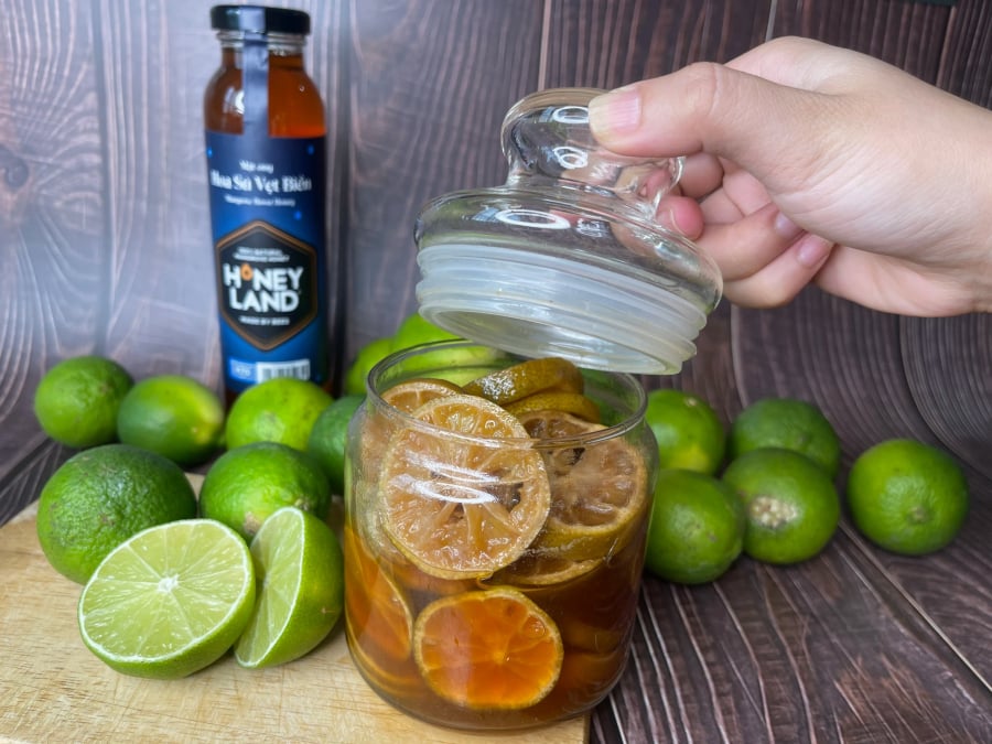 Chanh muối là sự kết hợp hài hòa giữa vị chua của chanh và vị mặn của muối.