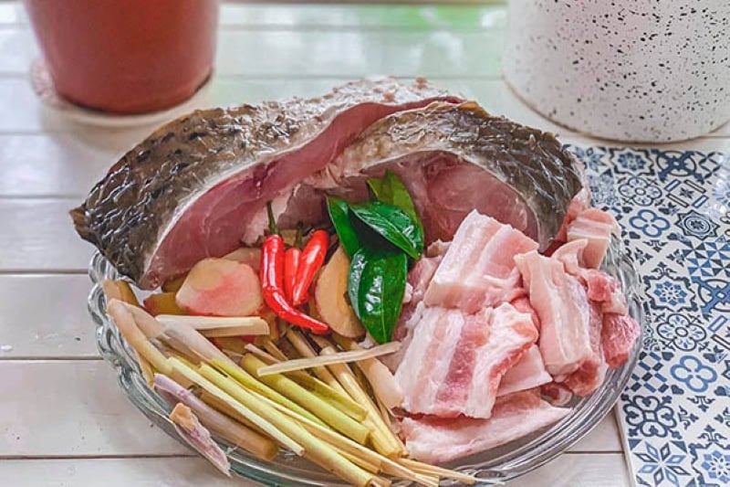 Chuẩn bị nguyên liệu tươi ngon để kho cá