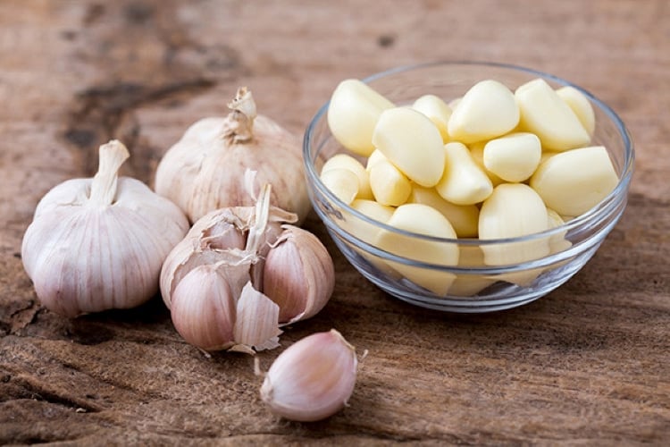 Ăn tỏi chắc chắn hơi thở sẽ có mùi.