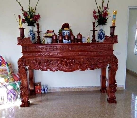 Nhiều gia đình thường tận dụng khoảng trống dưới bàn thờ đứng hoặc án gian để cất giữ đồ đạc.