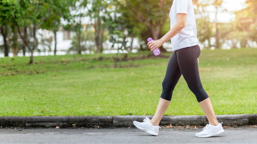Đi bộ buổi sáng hay buổi tối đều có những lợi ích riêng.