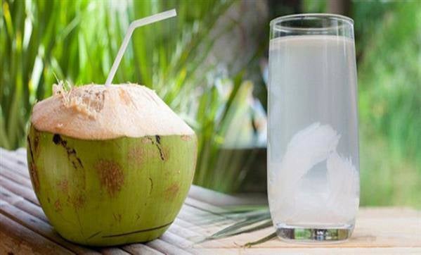 Uống nước dừa tươi vào buổi sáng hoàn toàn có lợi nếu bạn chọn đúng thời điểm – đúng lượng – đúng cách.
