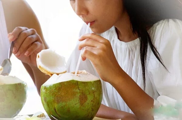 Có nên uống nước dừa tươi vào buổi sáng không?