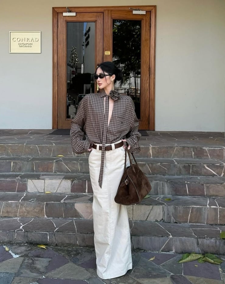 Set đồ này có thể đi kèm loafer hoặc bốt cổ thấp, mang lại cảm giác vừa cổ điển vừa hiện đại.