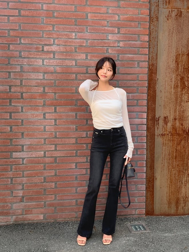 Quần denim đen là món đồ kinh điển mà bất cứ cô gái nào cũng nên có trong tủ đồ