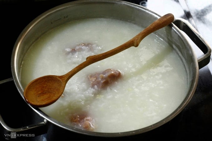 Gác 1 chiếc đũa lên thành nồi như này giúp chống tràn