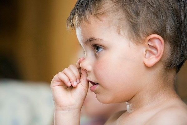 Trẻ thường không giỏi che đậy nên nhìn ánh mắt sẽ biết con nói dối